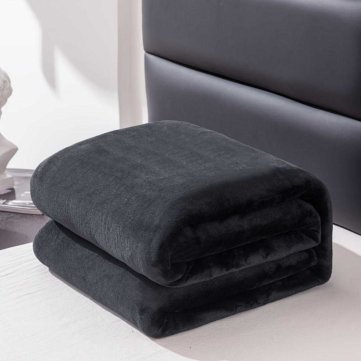 Flannel Blanket | Soft and warm - Ideal for couch, bed, office and travel - Suitable for all seasons