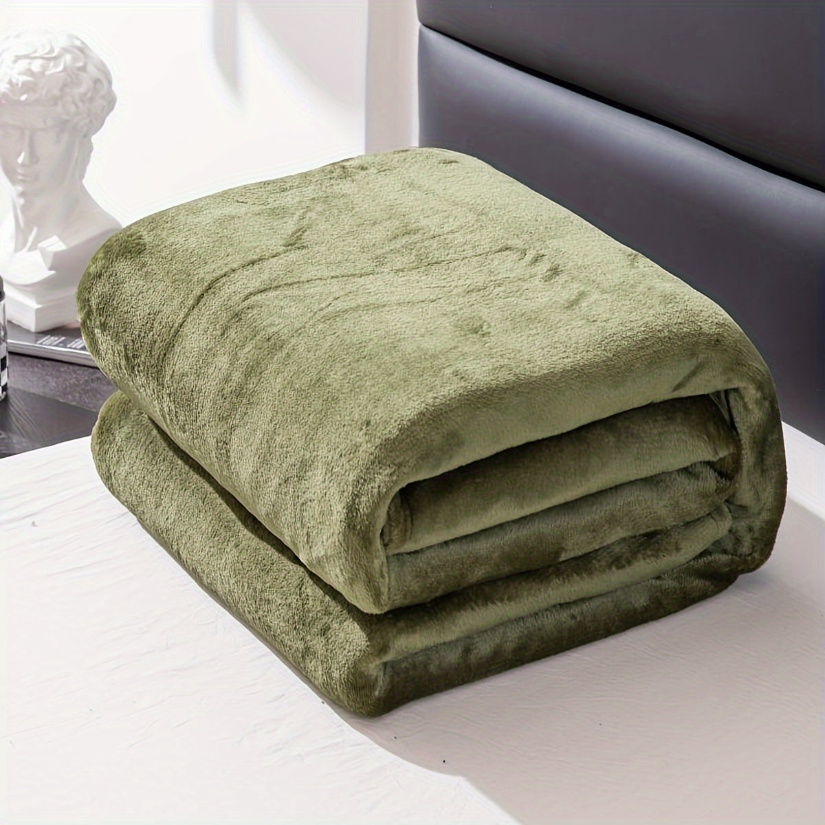 Flannel Blanket | Soft and warm - Ideal for couch, bed, office and travel - Suitable for all seasons