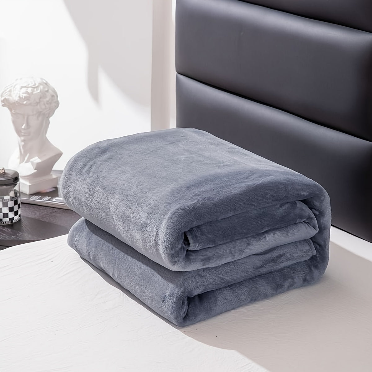 Flannel Blanket | Soft and warm - Ideal for couch, bed, office and travel - Suitable for all seasons