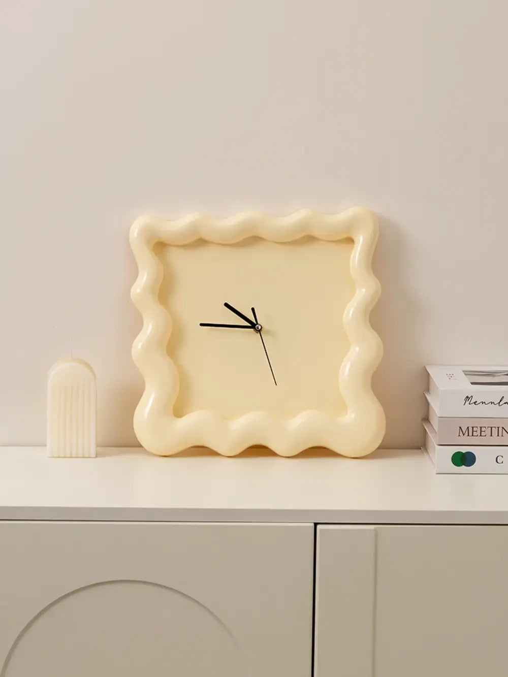 SweetHour | Biscuitvormige wandklok – Crème, uniek ontwerp, moderne decoratieve klok