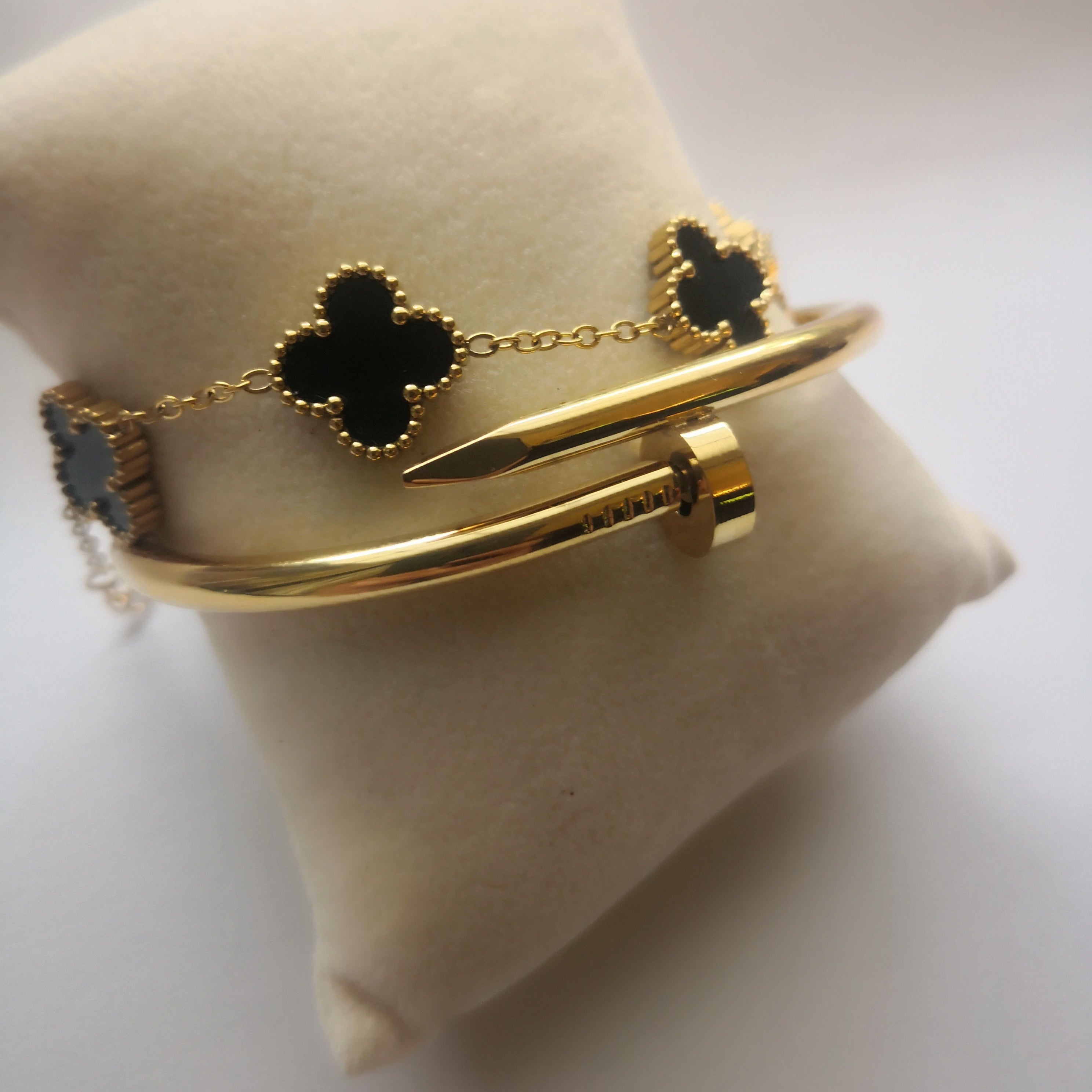 Nagel & klaver armbanden | Goud & zwart in een stijlvol ontwerp