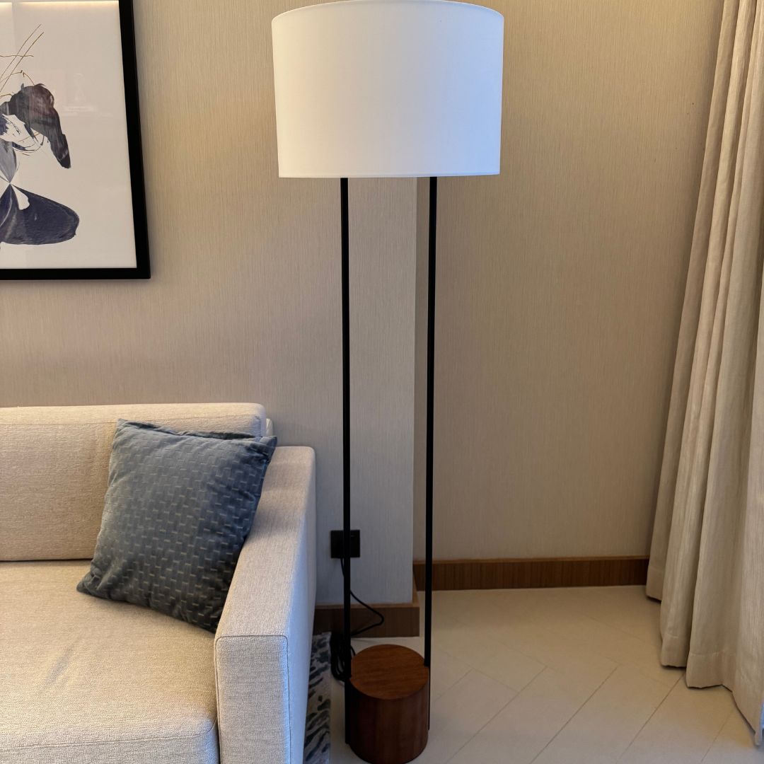 Solaro Zwarte Vloerlamp – Moderne Staande Lamp met Dimfunctie en Warm LED Licht