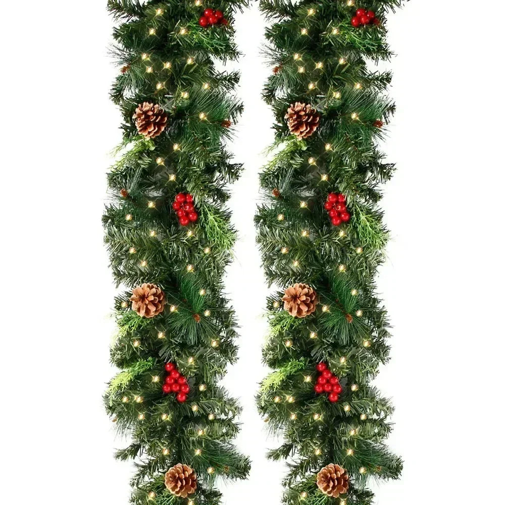 LED Kerst Guirlande met Dennennaalden en Rode Bessen - Klassieke Decoratie voor Trap, Deur of Feestlocaties