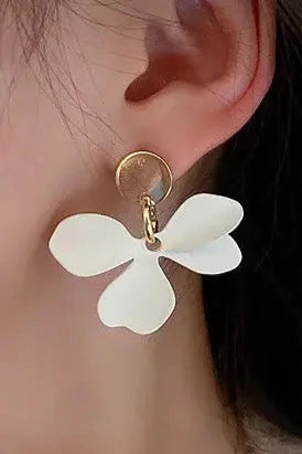 Asymmetrische Oorbellen Beige-Witte Bloemenblaadjes!