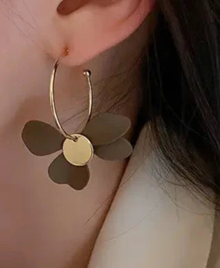 Asymmetrische Oorbellen Beige-Witte Bloemenblaadjes!