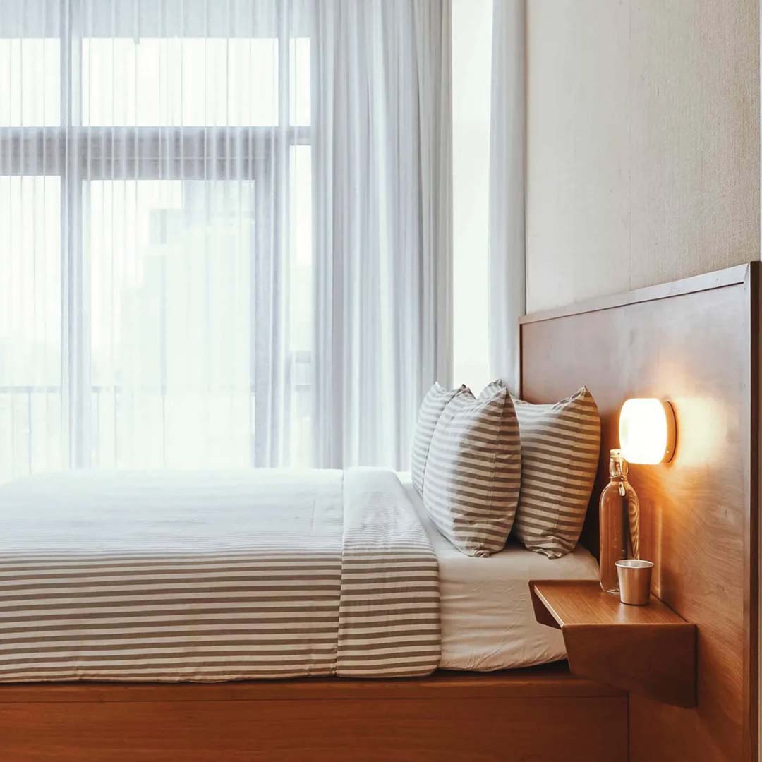 Nomeva | Moderne wandlamp met kuiltjestextuur | Hoogwaardig metaal | Energiezuinige LED | Verkrijgbaar in Amber, Rook, Wit | Eenvoudige installatie | 13,7x7 cm | Voor woonkamer, slaapkamer, gang