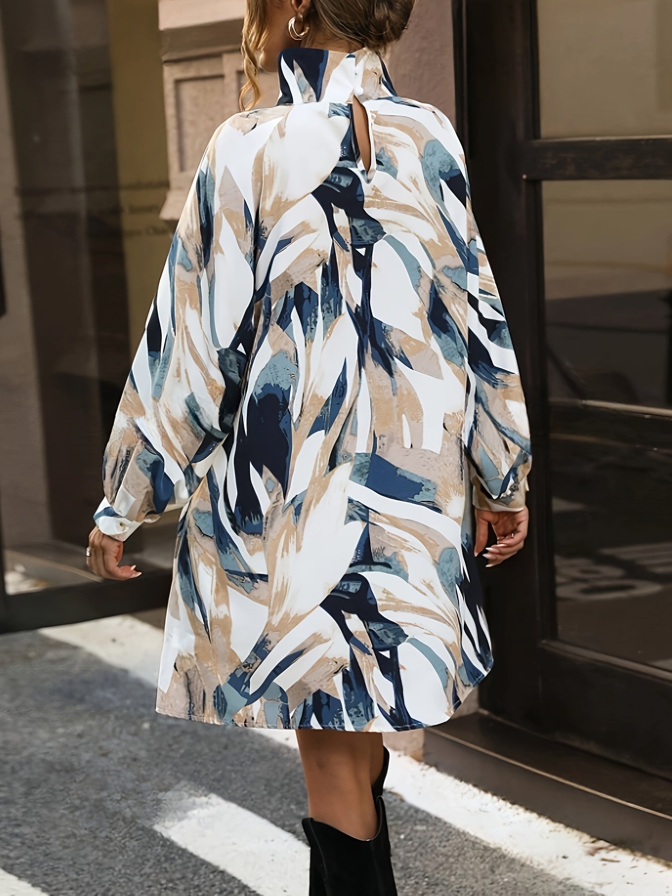 Abstracte printjurk | Jurk | Moderne jurk met abstracte print en vloeiende lijnen