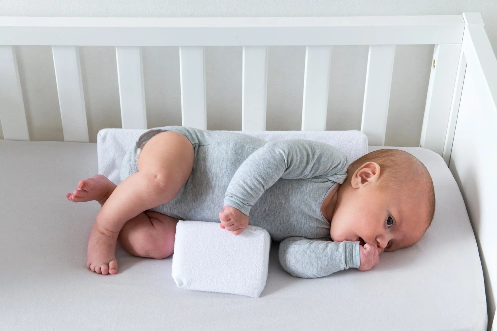 Baby Anti-Roll Kussen – Comfortabele 45° Slaappositie, gemakkelijk wasbaar