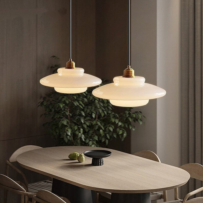 Melkwitte Glazen Hanglamp | Mid-Century Modern Design | Diameter Variaties | Verstelbare Ophanglengte | Glas en Messing | Geschikt voor 110V-120V | Elegant Statement Stuk voor Interieur