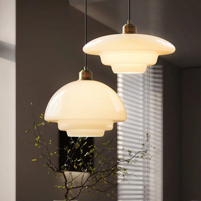 Melkwitte Glazen Hanglamp | Mid-Century Modern Design | Diameter Variaties | Verstelbare Ophanglengte | Glas en Messing | Geschikt voor 110V-120V | Elegant Statement Stuk voor Interieur