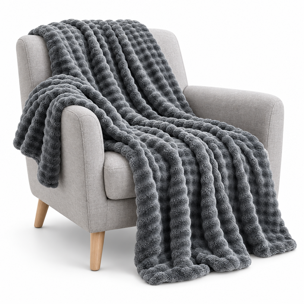 Cozyna fleece plaid over een fauteuil, studiofoto
