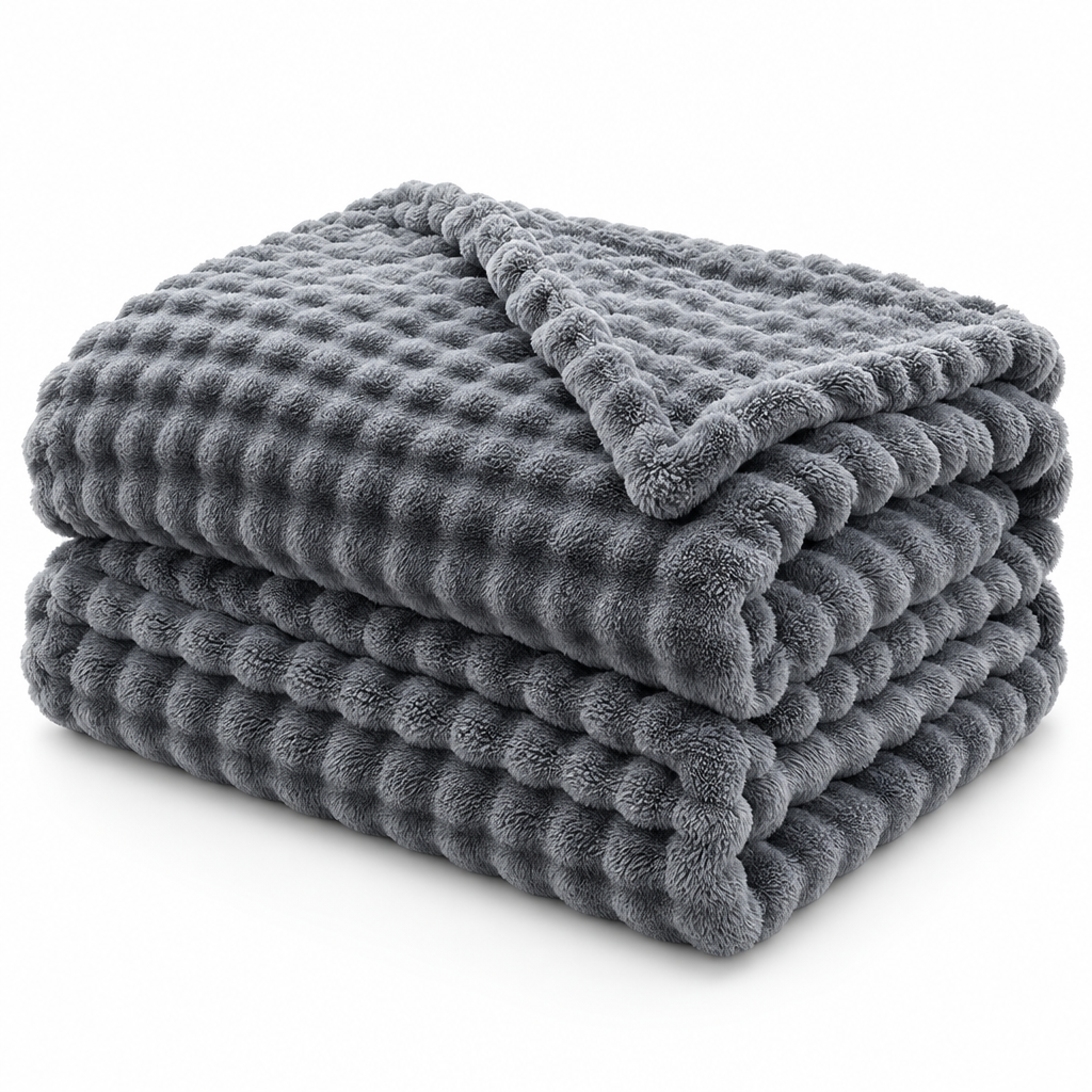 Cozyna fleece plaid met bolletjesstructuur, netjes opgevouwen, studiofoto op witte achtergrond
