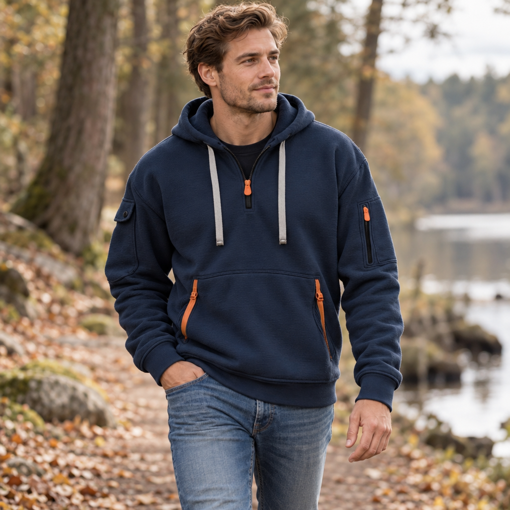 Northbay fleece hoodie gedragen tijdens een wandeling