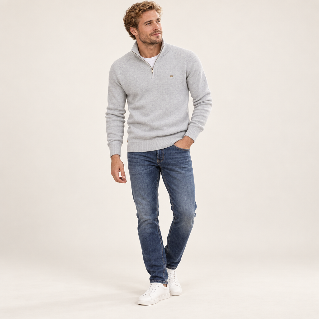 Halden cardigan op model in de studio