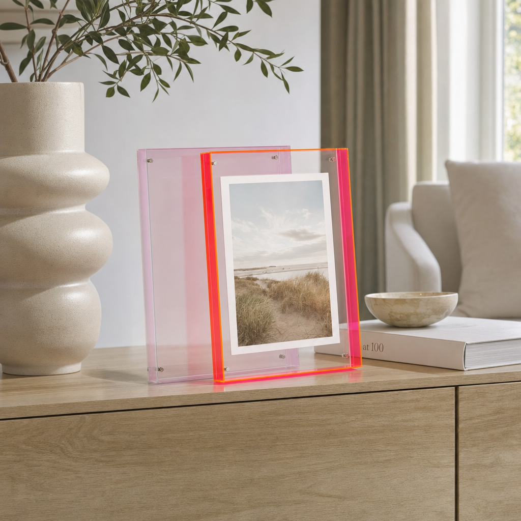 Acryl fotolijst op het dressoir in de woonkamer