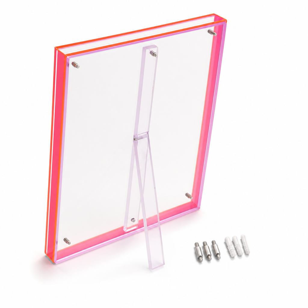 Achterkant van de acryl fotolijst met de standaard en de ophangset