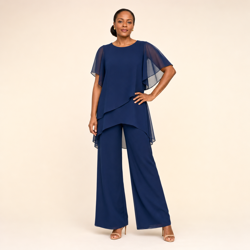 Tweedelige set in marineblauw op model in de studio