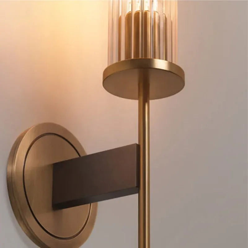KopraLux – Moderne Wandlamp – Met Geribbeld Glas en Warme Koperen Afwerking