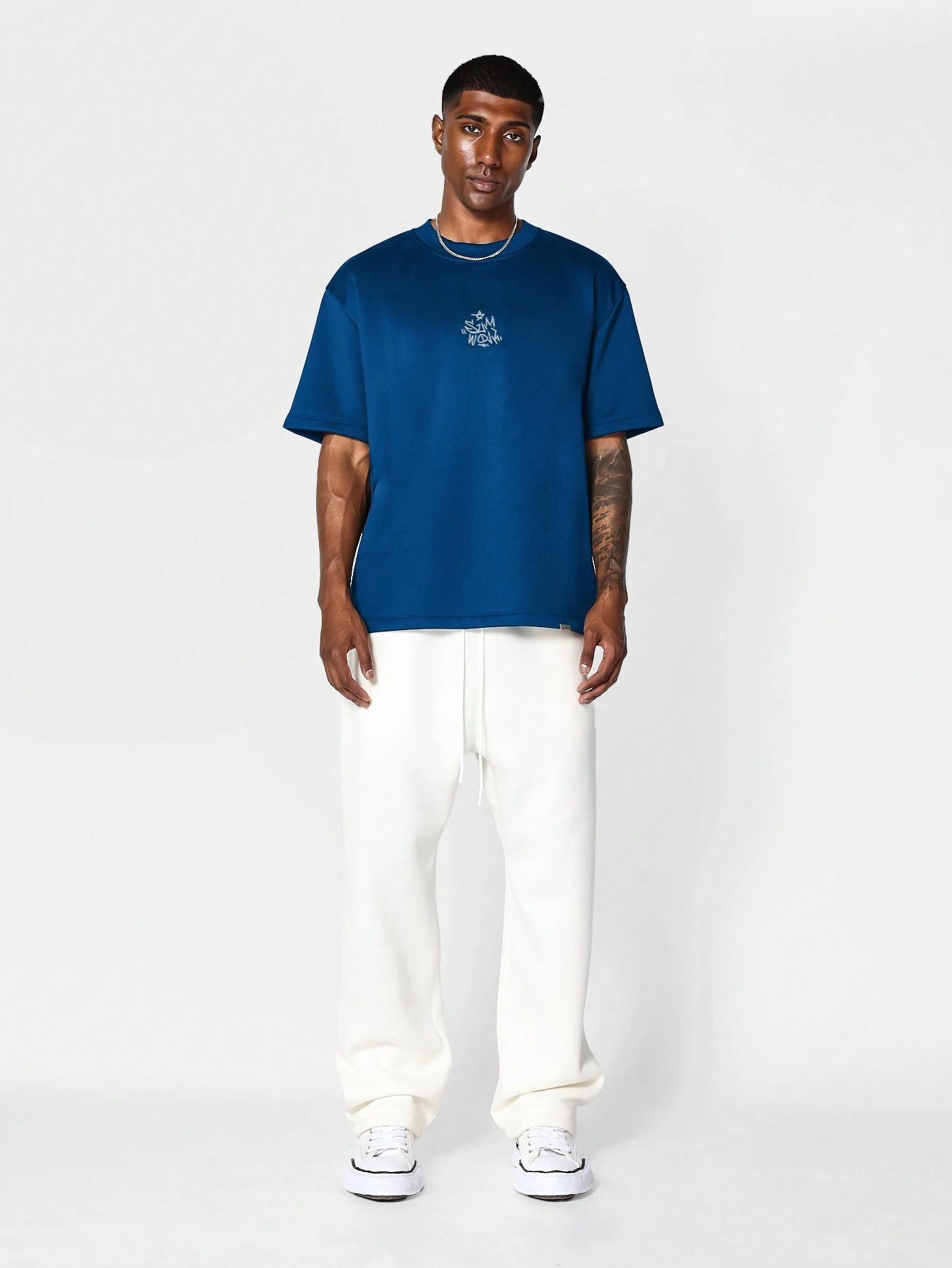 SUMWON Shirt Met Borduurwerk | T-shirt | Grafische voorkant met stijlvolle afwerking