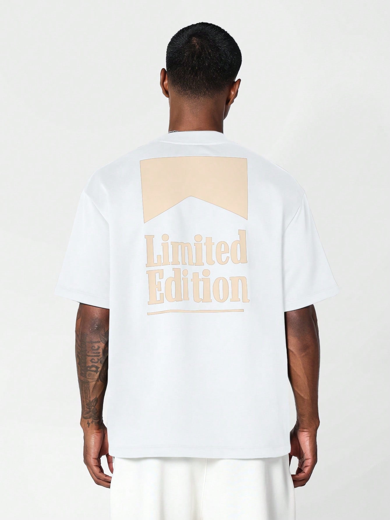SUMWON Shirt Met Borduurwerk | T-shirt | Grafische voorkant met stijlvolle afwerking