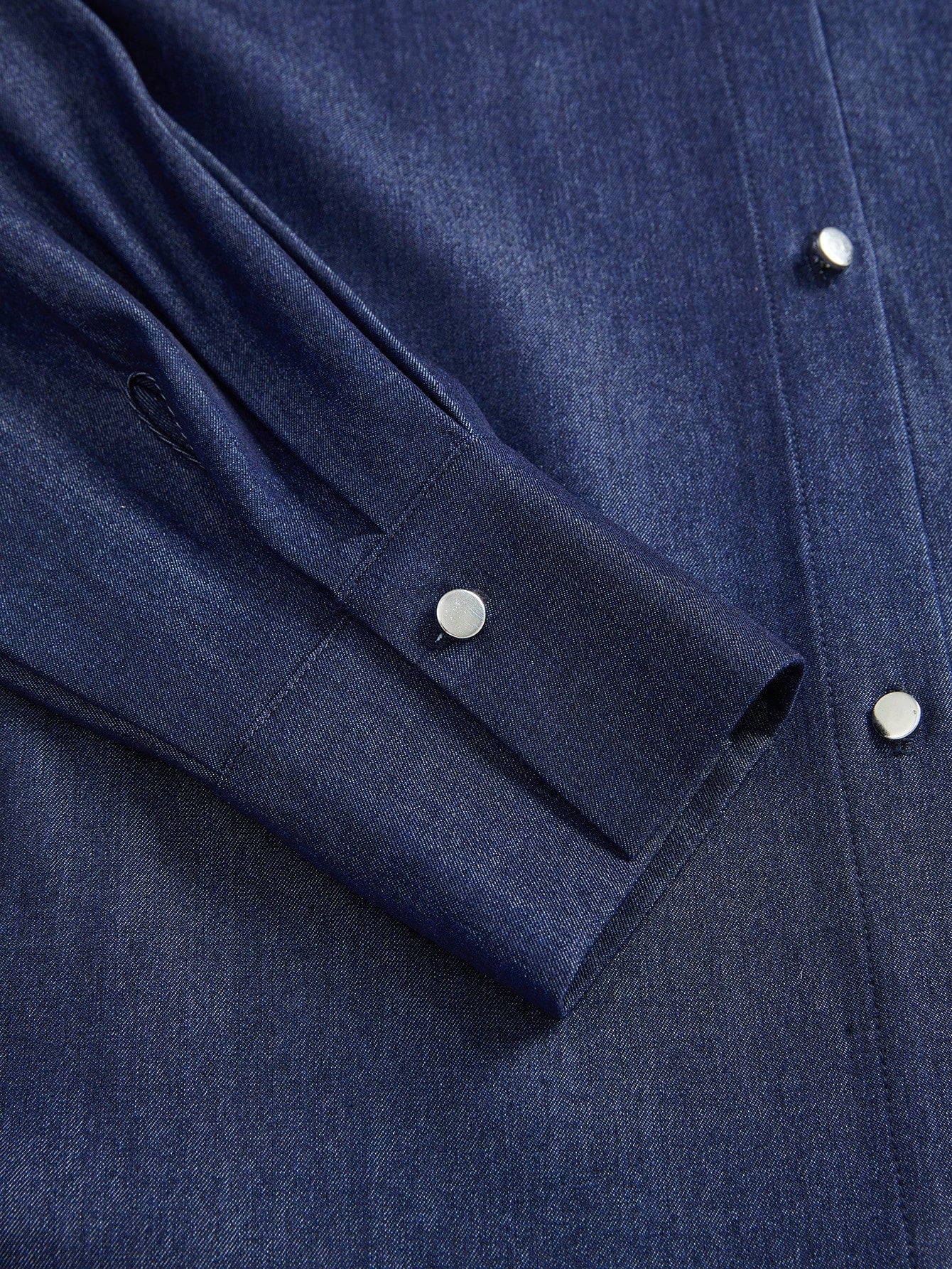 Denim Blouse met Bloem Detail | Damesblouses | Unieke en Artistieke Casual Outfit