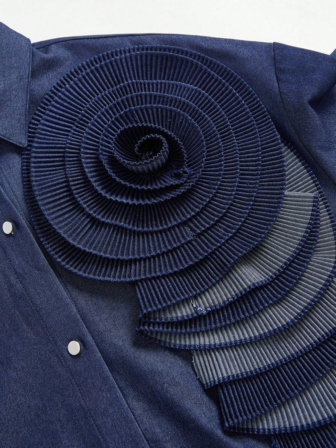 Denim Blouse met Bloem Detail | Damesblouses | Unieke en Artistieke Casual Outfit