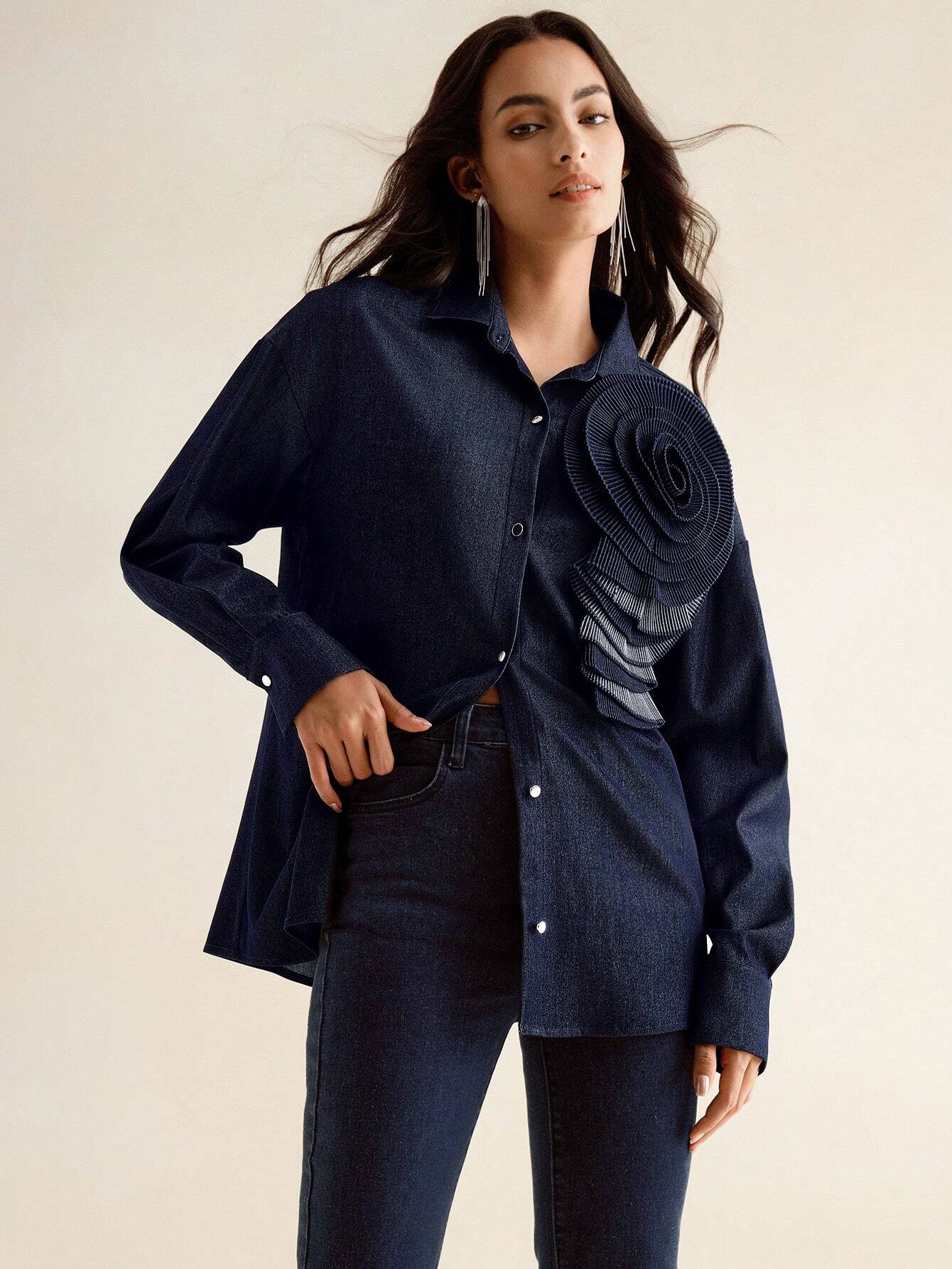 Denim Blouse met Bloem Detail | Damesblouses | Unieke en Artistieke Casual Outfit