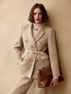 Dubbelrijige Blazer met Gespriem | Damespakken | Klassiek Tweedelig Pak met Modern Detail