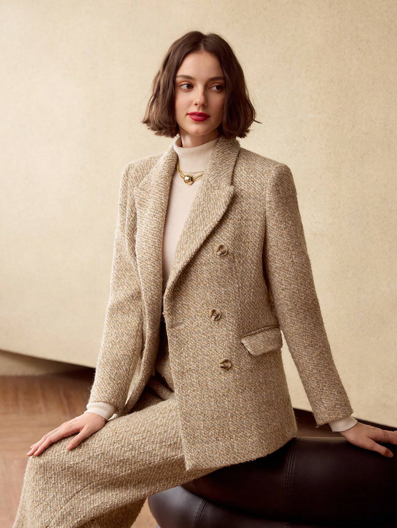 Dubbelrijige Blazer met Gespriem | Damespakken | Klassiek Tweedelig Pak met Modern Detail