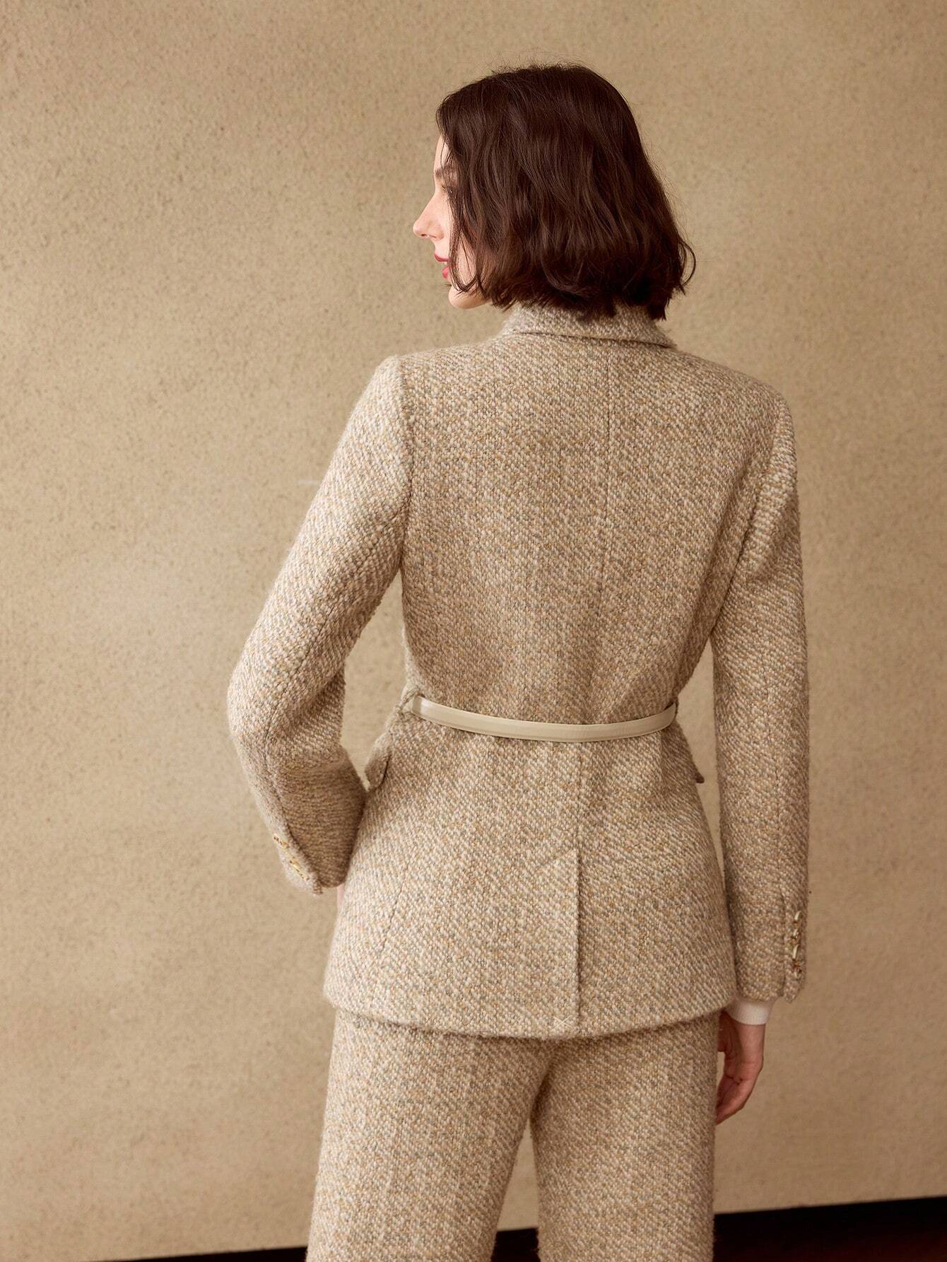 Dubbelrijige Blazer met Gespriem | Damespakken | Klassiek Tweedelig Pak met Modern Detail