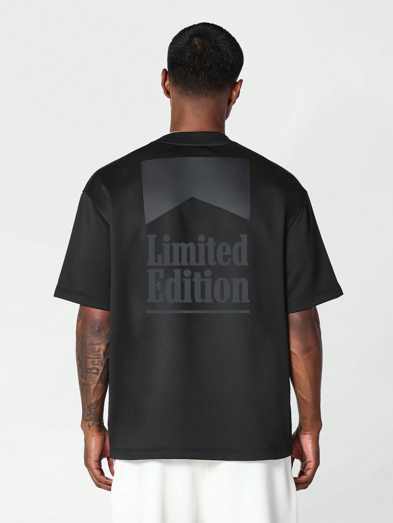 SUMWON Shirt Met Borduurwerk | T-shirt | Grafische voorkant met stijlvolle afwerking