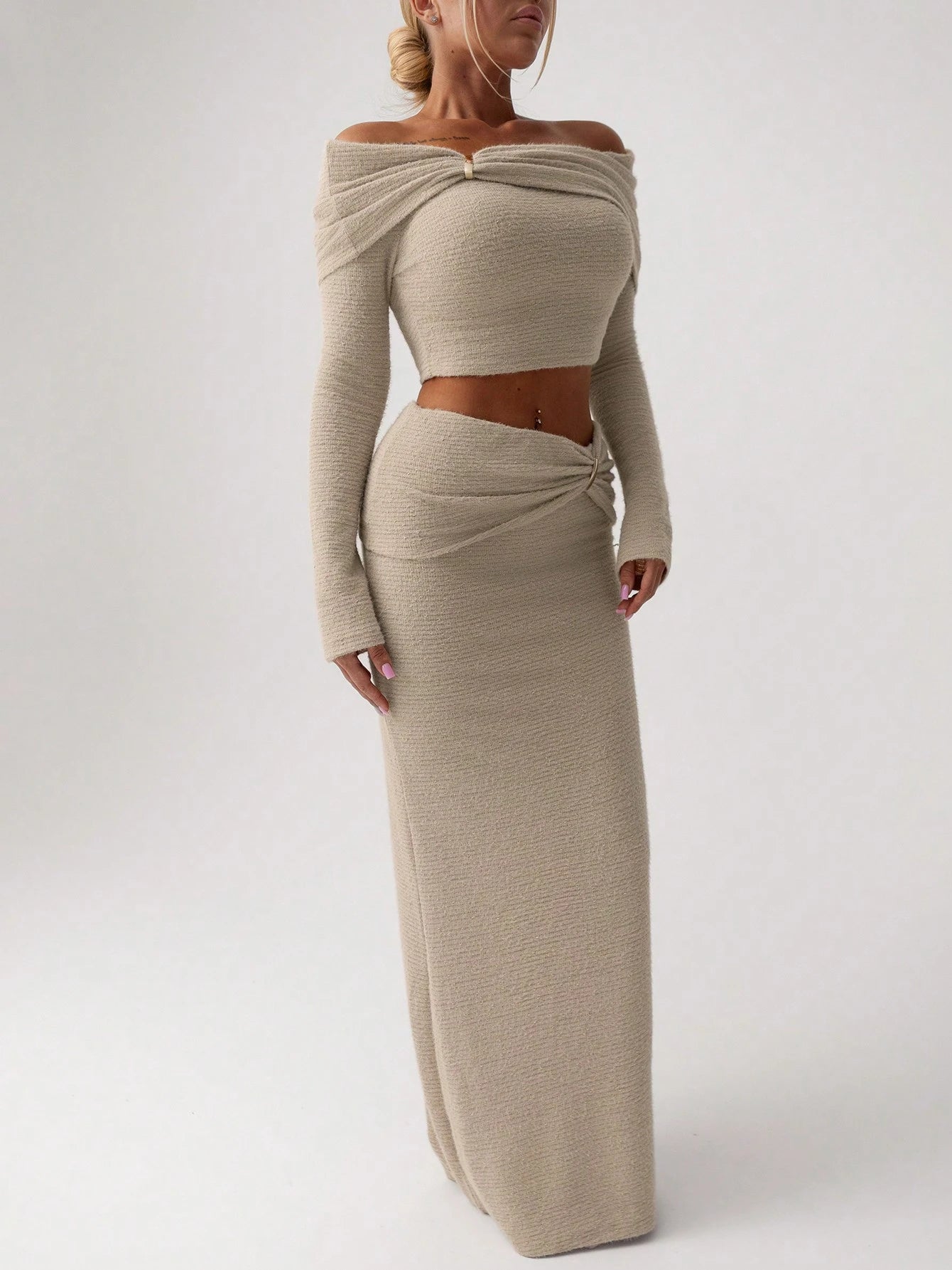 Off-Shoulder Top en Rok | Damespakken | Feestelijke Tweedelige Outfit met Moderne Metalen Decoratie