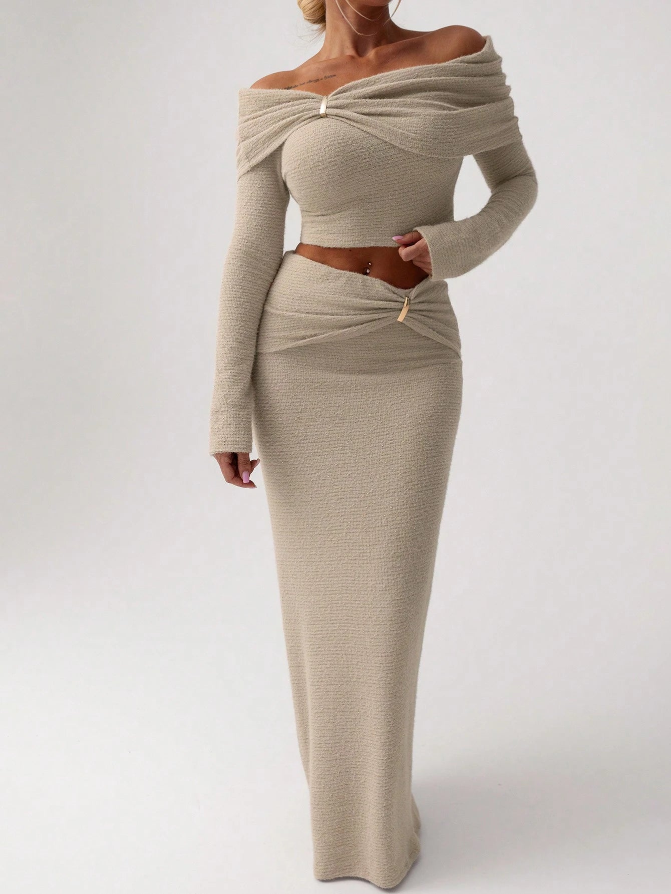 Off-Shoulder Top en Rok | Damespakken | Feestelijke Tweedelige Outfit met Moderne Metalen Decoratie