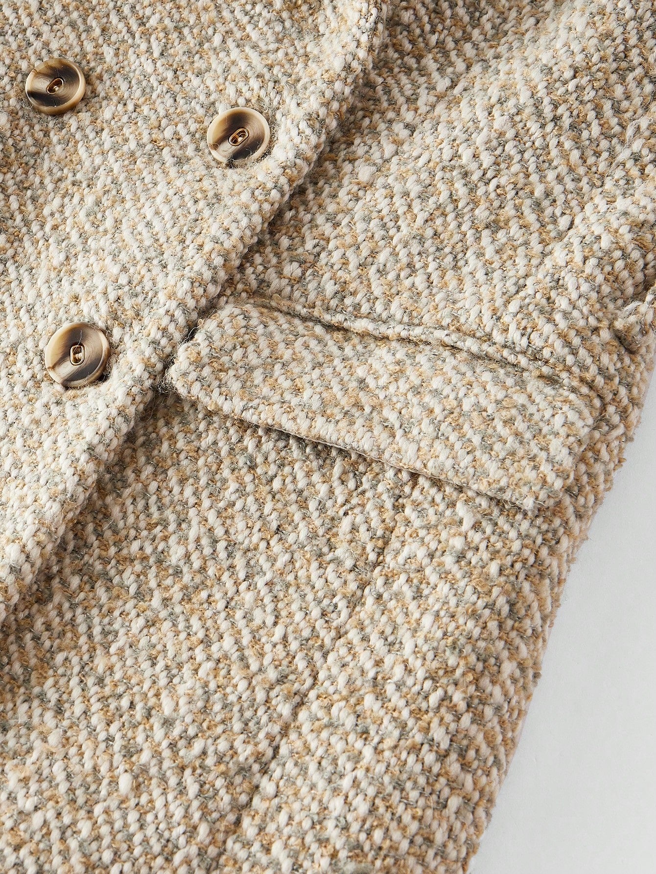 Dubbelrijige Blazer met Gespriem | Damespakken | Klassiek Tweedelig Pak met Modern Detail