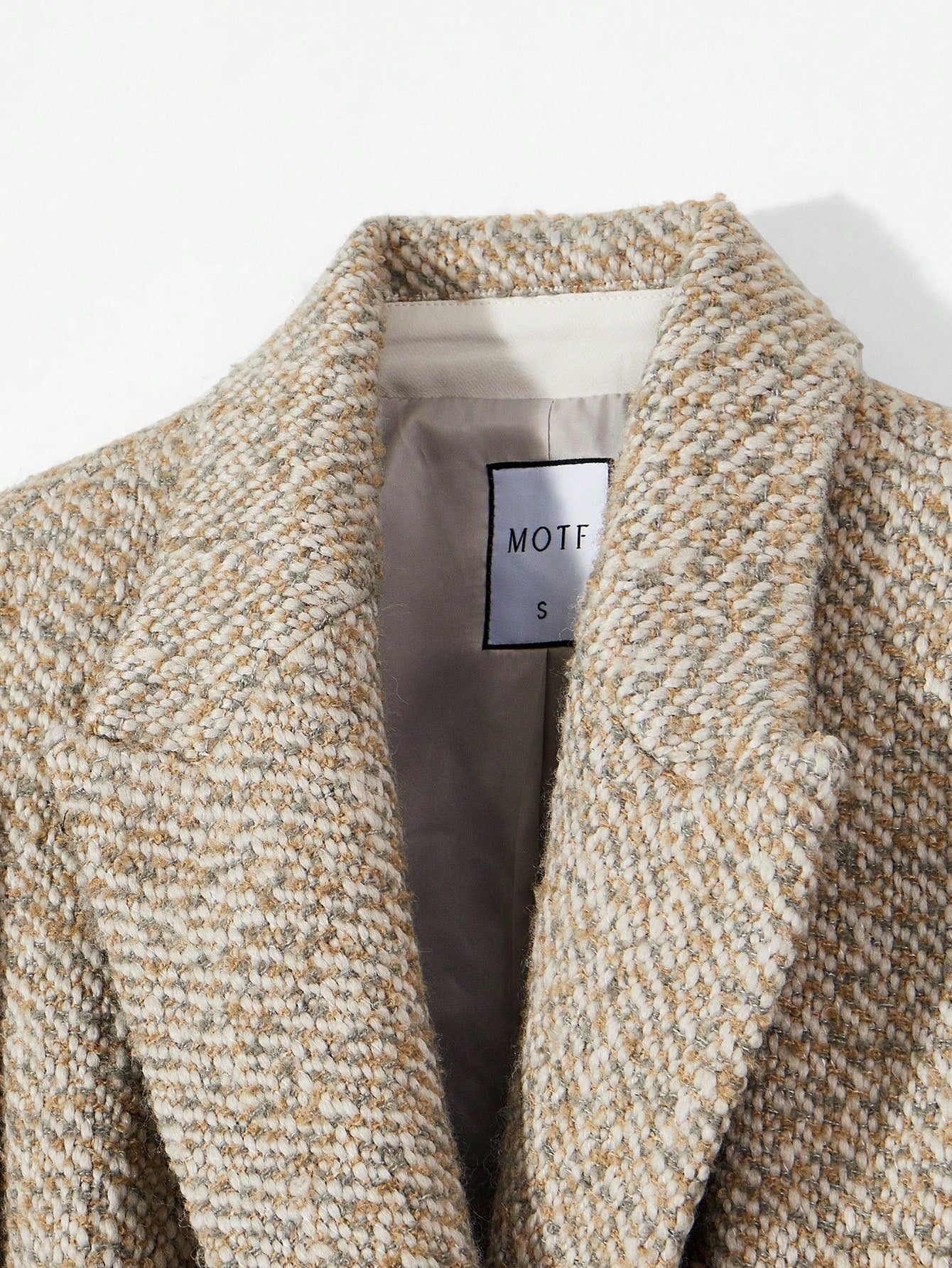 Dubbelrijige Blazer met Gespriem | Damespakken | Klassiek Tweedelig Pak met Modern Detail