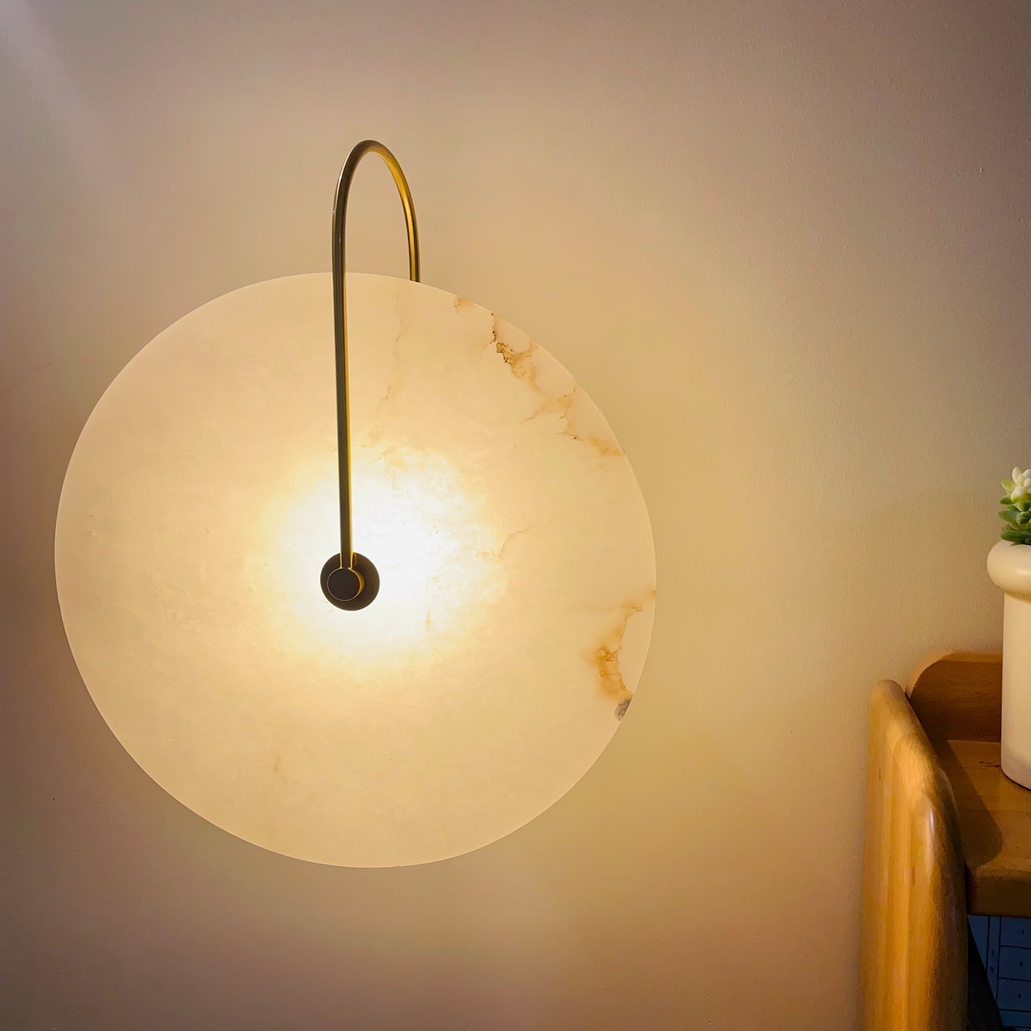 LuxeStone Light - Elegante LED-Wandlamp van Moderne Steen