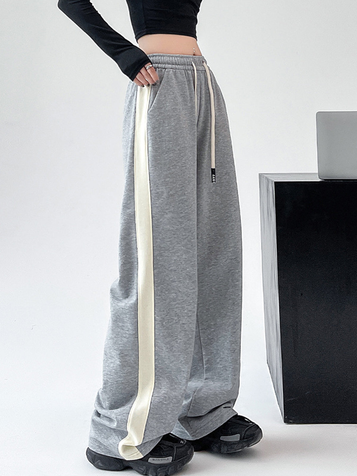 Drawstring Contrast Trim Wide Leg Sweatpants