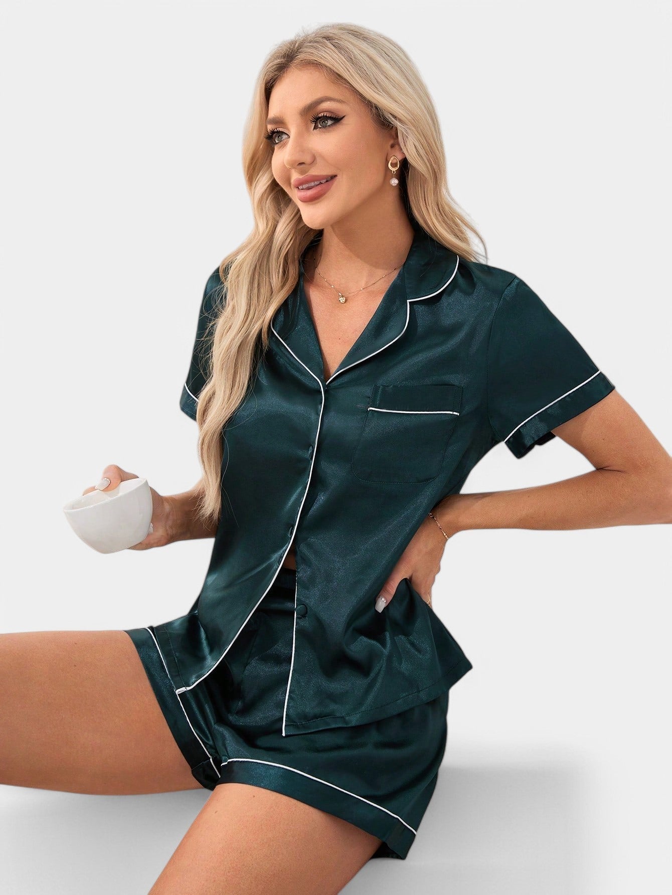 Gleame Tropische Satijnen Pyjamaset | Elegante Biezen | Zacht en Duurzaam Materialen | Korte Broek | Luxueuze Nachtkleding