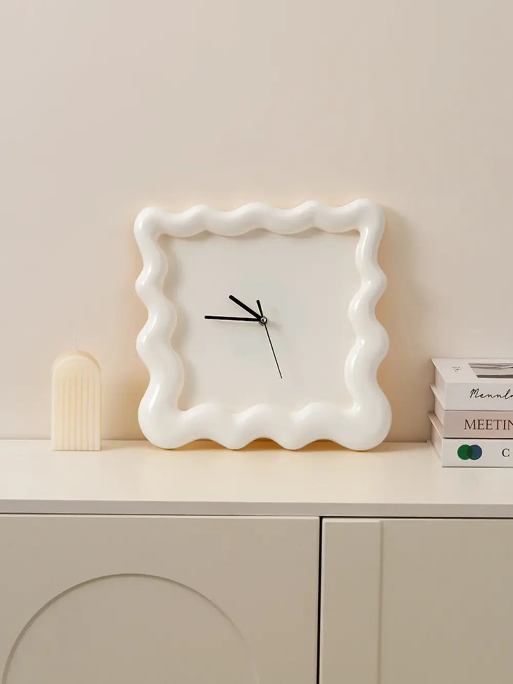 SweetHour | Biscuitvormige wandklok – Crème, uniek ontwerp, moderne decoratieve klok