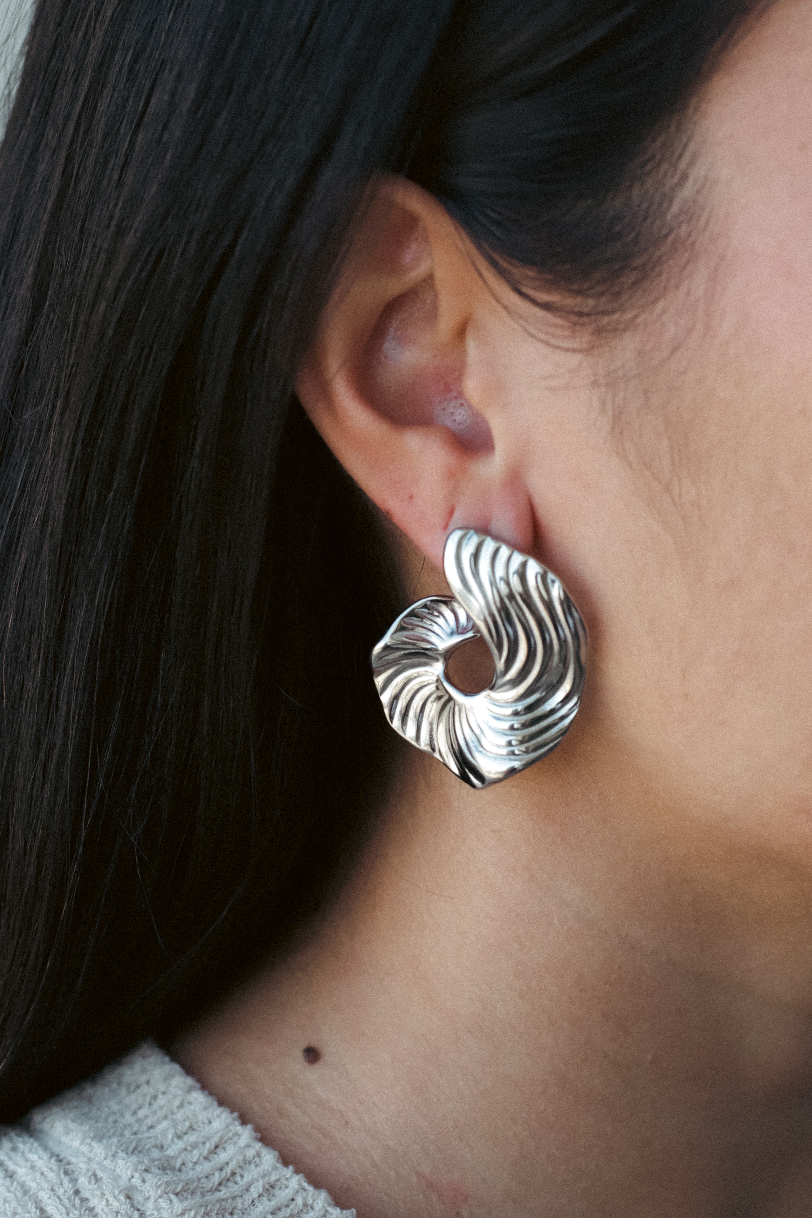 Oorbellen Flowing Swirl Hoops - Elegante Beweging En Moderne Chic