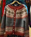 Rouge Nordic | Grijs-Rode Scandinavische Cardigan | Traditionele Breisels - Modern Comfort