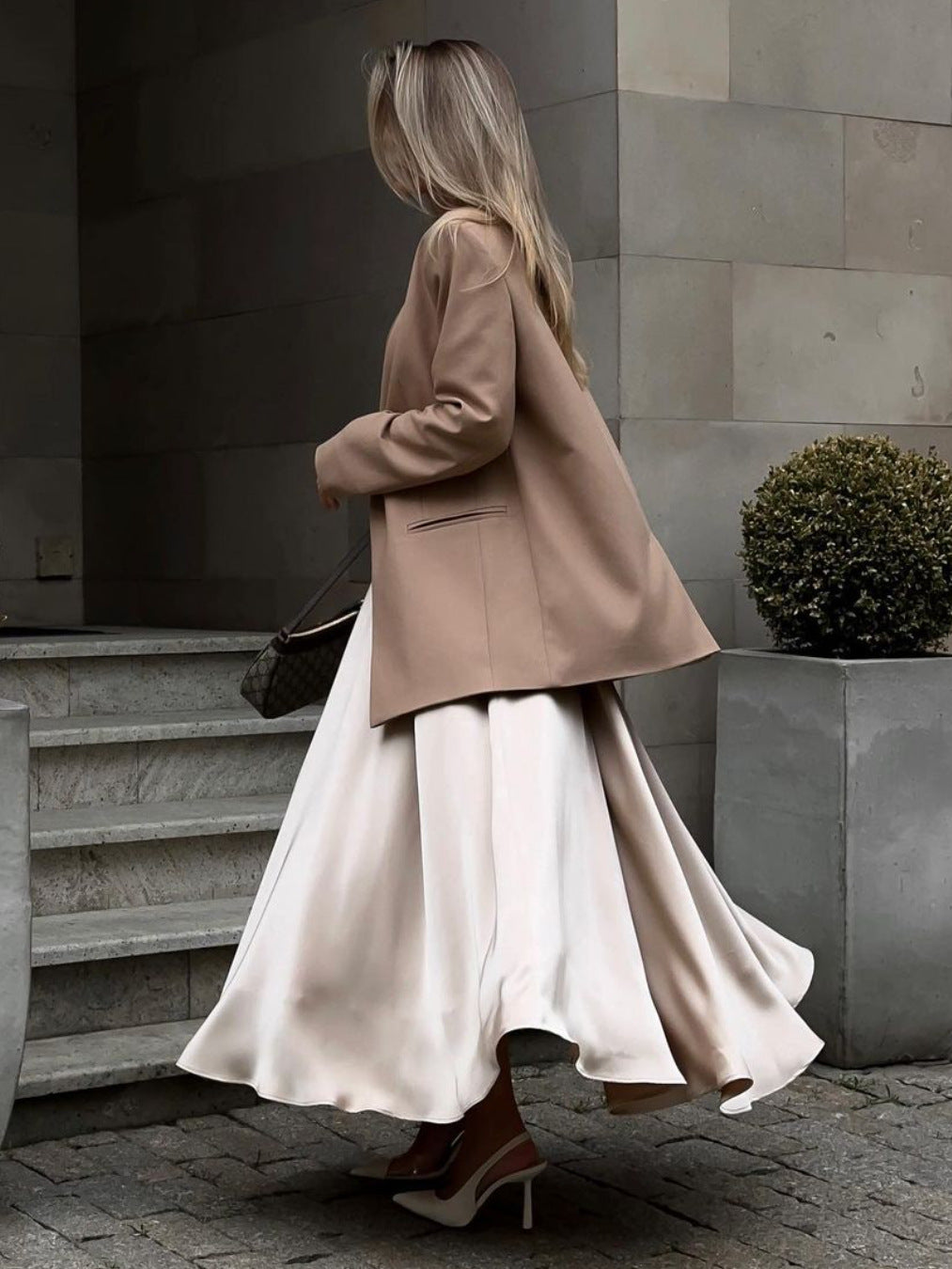 Elegante Lange Satijnen Rok met Hoge Taille en A-lijn Silhouet