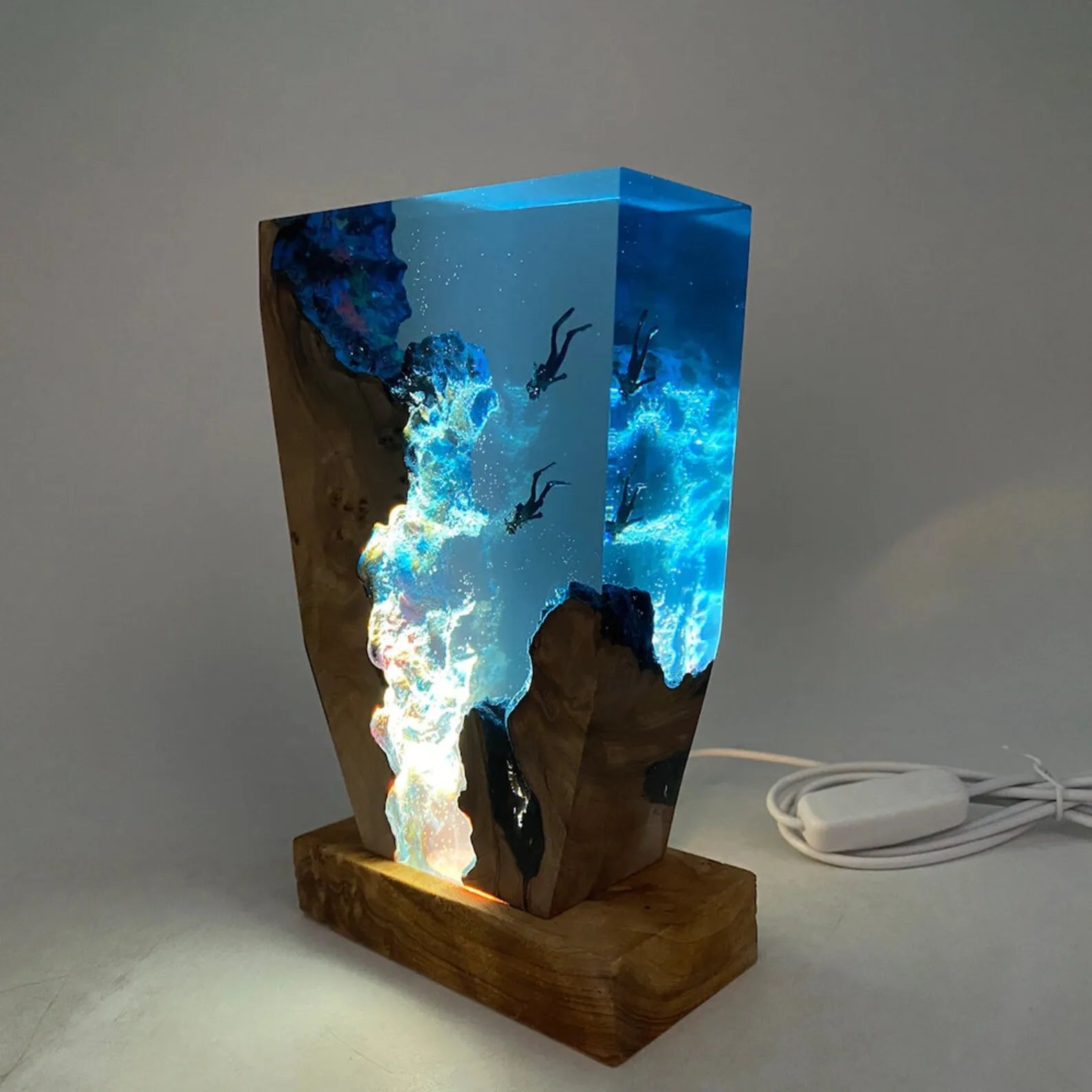 AquaGlow Tafellamp – Handgemaakt Epoxyhars Design – USB Oplaadbaar – LED Sfeerverlichting – Voor Woonkamer of Nachtkastje