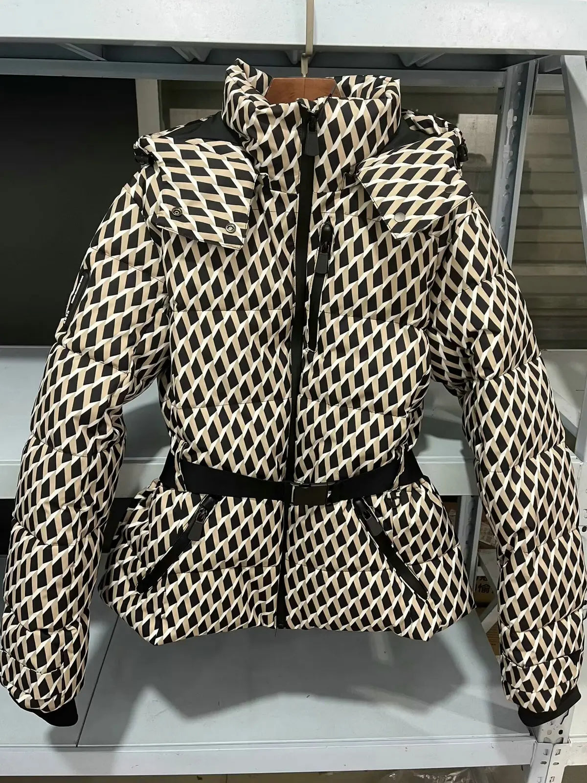 Visconte Dames Winterparka – Gewatteerde Parka met Capuchon, Hoge Taille, Winddicht, Warme Winterjas met Riem, Zwart