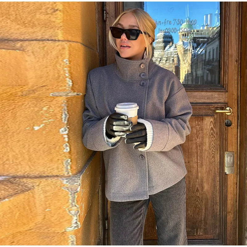 Norava | Korte Herfstjas met Kraag en Knoopsluiting