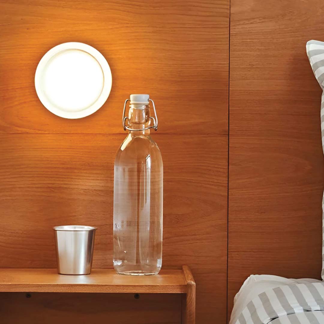 Nomeva | Moderne wandlamp met kuiltjestextuur | Hoogwaardig metaal | Energiezuinige LED | Verkrijgbaar in Amber, Rook, Wit | Eenvoudige installatie | 13,7x7 cm | Voor woonkamer, slaapkamer, gang