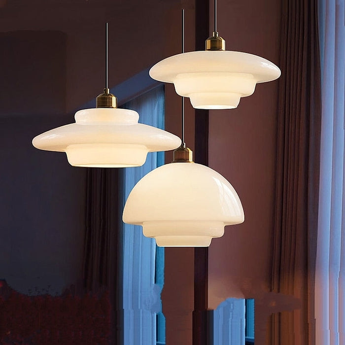 Melkwitte Glazen Hanglamp | Mid-Century Modern Design | Diameter Variaties | Verstelbare Ophanglengte | Glas en Messing | Geschikt voor 110V-120V | Elegant Statement Stuk voor Interieur