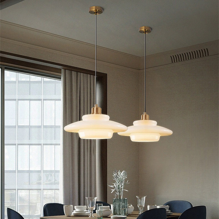 Melkwitte Glazen Hanglamp | Mid-Century Modern Design | Diameter Variaties | Verstelbare Ophanglengte | Glas en Messing | Geschikt voor 110V-120V | Elegant Statement Stuk voor Interieur