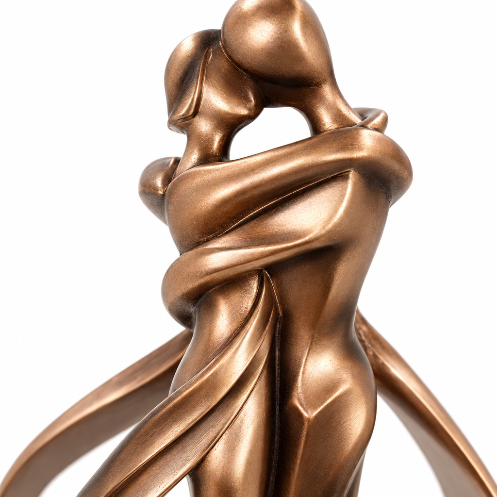 Detail van de vloeiende lijnen van de twee omhelzende figuren