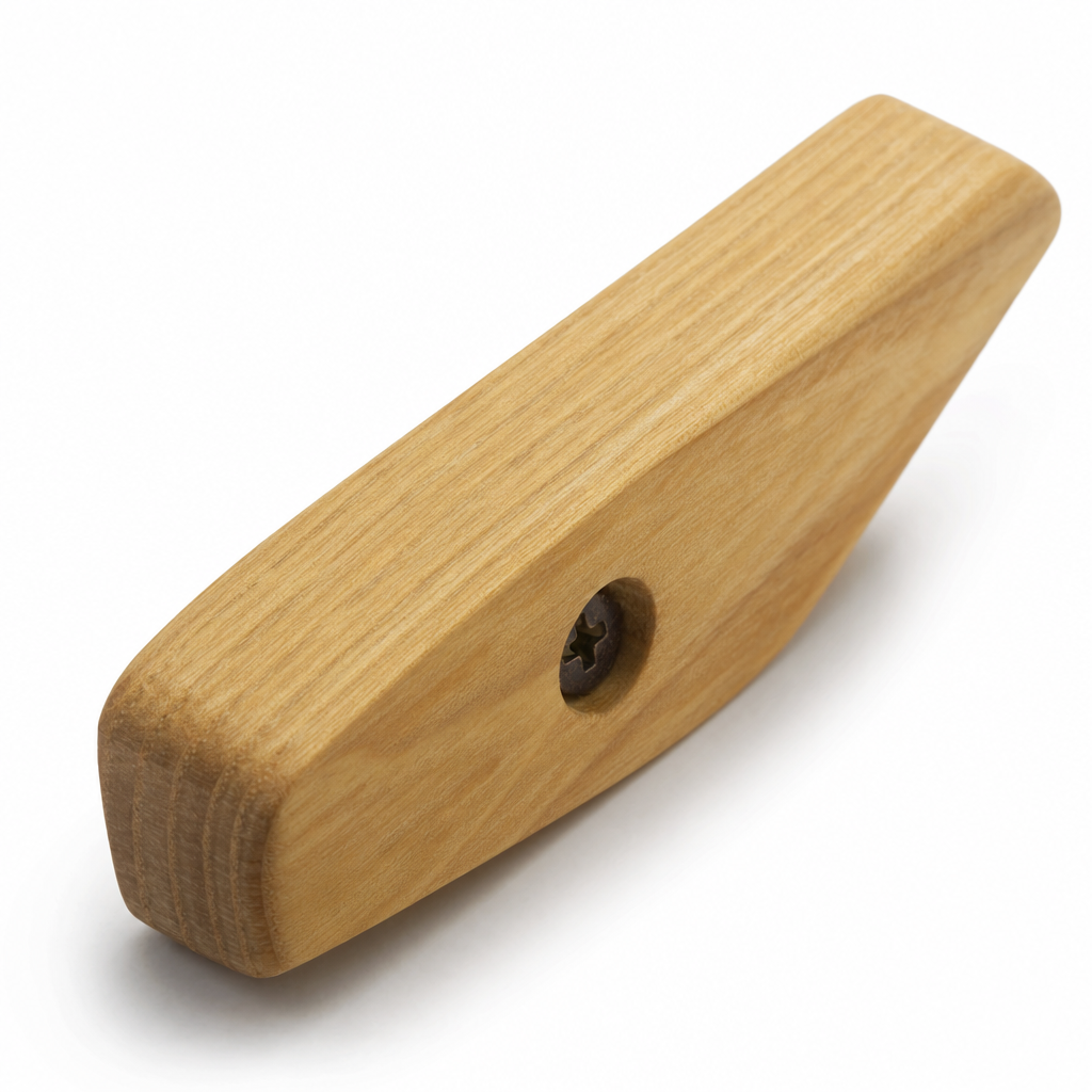 Close-up van de houtnerf en afwerking van een houten wandhaak